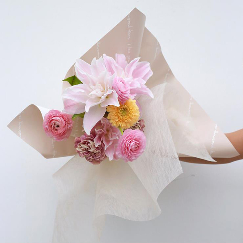Hârtie de împachetat cu buchet romantic imprimat