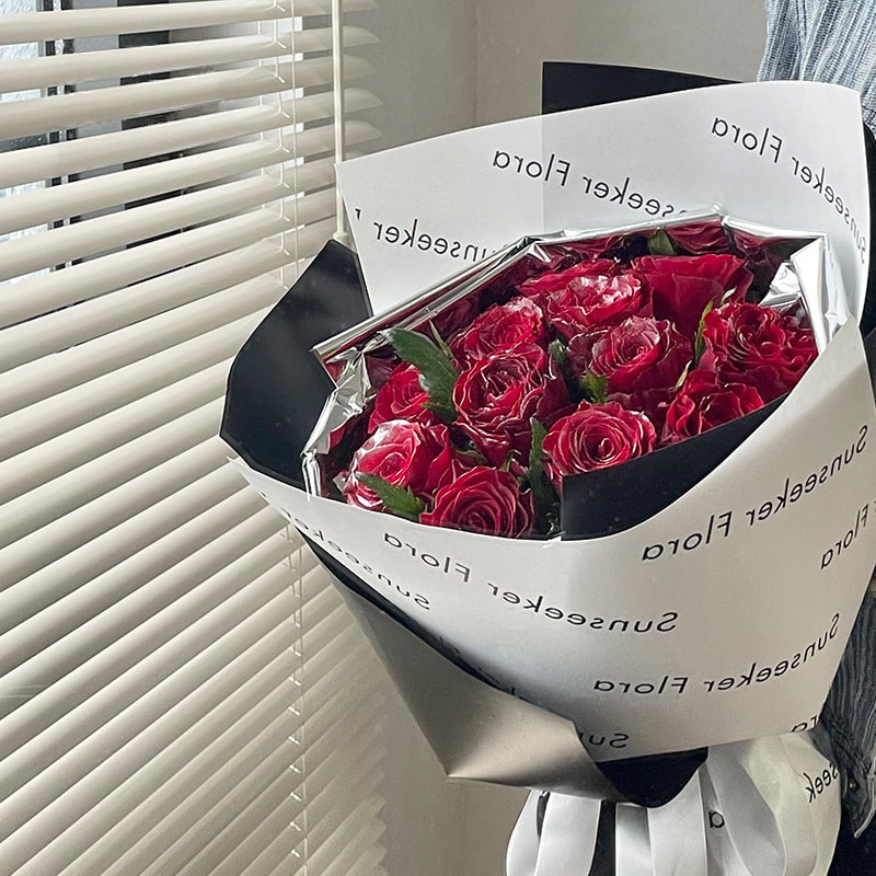 Hârtie de împachetat cu buchet în oglindă
